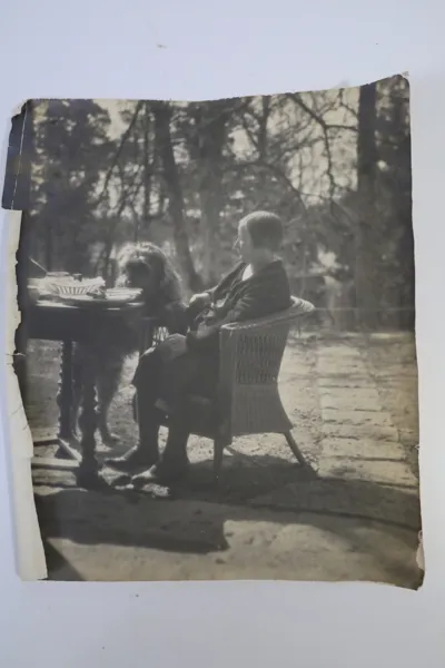HENRY B. GOODWIN (1878–1931), tillskriven. Ida B. Goodwin med familjens airedaleterrier vid kaffebordet, sannolikt 1920-tal.