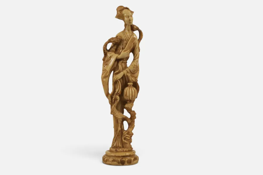 1900-TAL. FIGUR I RESIN, KVINNA MED FÅGLAR.