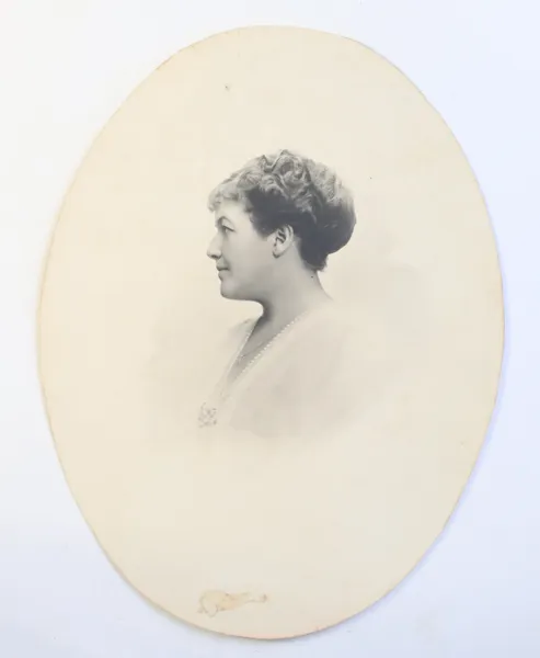 SVERIGE. PORTRÄTTFOTOGRAFI, omkring sekelskiftet 1900. Dam i profil, oval montering.
