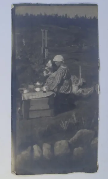 SVERIGE/TYSKLAND – HENRY B. GOODWIN, IDA GOODWIN VID UTOMHUSKÖK I SKOGSMILJÖ, VINTAGEFOTOGRAFI, TIDIGT 1900-TAL